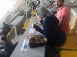 بالصور| طالبة جامعية تذاكر في مباراة نهائي كأس مصر