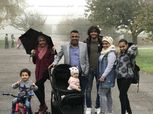 بالصور| محمد النني يحتفل بعائلته في لندن