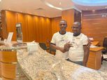 عمال الفندق بالمنتخب المصري يرتدون قمصان الفراعنة قبل مواجهة موزمبيق