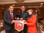 العامري يُهدي السفارة المصرية بالجزائر درع وعلم الأهلي