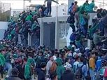 جماهير الرجاء المغربي تقتحم أرضية الملعب قبل مواجهة الأهلي «صور»