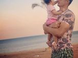 عمر السعيد يستجم مع ابنته على الشاطئ