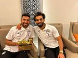 محمد صلاح يهدي تريزيجيه جائزة أفضل لاعب في مباراة مصر وبلجيكا
