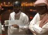 بالفيديو.. مشجع الهلال السعودي يهدي مكافأته الجامعية للفريق