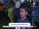 طفل قناة الزمالك يحضر مران الفريق.. واللاعبون يلتقطون الصور معه