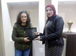 دينا الرفاعي تهدي درع الجبلاية للمحترفة المصرية في تركيا