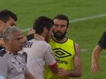 كيروش يحتضن محمد شريف بعد خروجه من مباراة الكاميرون «فيديو»