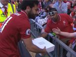 طفل ليفربولي يكرم محمد صلاح بسجادة صلاة