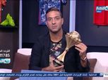 أحمد حسن يقدم نسخة من كأس إفريقيا كهدية لميدو في "أوضة اللبس"