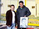 بالصور.. فنان بورسعيدي يُكافئ إيهاب جلال على مجهوداته مع المصري بطريقته الخاصة