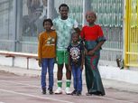 «كوفي» يصطحب أبنائه في مباراة المصري أمام الشباب