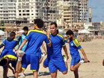 المصري يؤدي مرانه على شاطئ "أبو تلات"