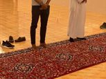مدرب أجنبي بالدوري السعودي يتعلم الصلاة من رئيس الفيصلي «صور»