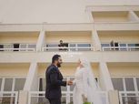 جلسة تصوير عروسين مع محمد صلاح أمام فندق العزل