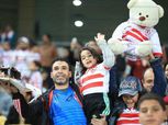 بالصور| مشجع زملكاوي يحتفل بـ«عيد ميلاد» نجله في مباراة اتحاد طنجة