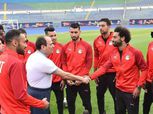 الرئيس السيسي يطالب لاعبي المنتخب بالكأس.. ويؤكد لـ"صلاح": أنت نموذج مشرف لمصر