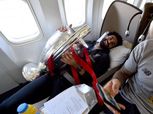 بالصور| محمد صلاح ينام في الطائرة محتضنا كأس دوري أبطال أوروبا