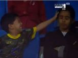 بالفيديو| طفل يتشاجر مع شقيقته في مدرجات الدوري السعودي