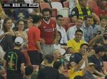 بالصور.. شبيه صلاح يمنح قميص ليفربول لأحد المشجعين بمباراة البرازيل والسنغال
