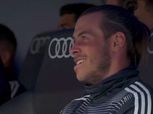 بيل وكروس يضحكان على مقاعد بدلاء ريال مدريد خلال الهزيمة أمام بيتيس