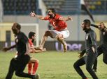 أحمد فتحي يرفع درع الدوري في "مباراة الوداع" مع الأهلي أمام الطلائع
