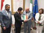 القنصل الإيطالي يكرم عابر المانش محمد الحسيني على هامش ملتقى تحدي الأبطال