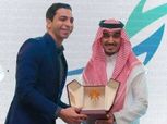 بالصور.. رئيس هيئة الرياضة السعودية يكرم أحمد الأحمر