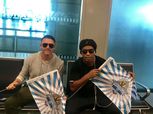 بالفيديو| رونالدينيو وكين يرفعان علم «بيراميدز» في مطار القاهرة