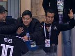 بالفيديو| مارادونا يقبل قميص ميسي قبل مباراة الأرجنتين وكرواتيا