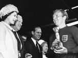 الملكة إليزابيث والرياضة.. سلمت كأس العالم 1966 وتشجع وست هام