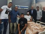 محمد مصيلحي يزور محمود رزق في المستشفي بعد نجاح جراحة في الأنف