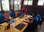 بالصور| مناقشات خاصة بين لاعبي المنتخب على مائدة الإفطار