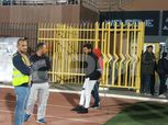 بالعكاز.. حمدي فتحي يؤازر لاعبي الأهلي أمام مصر للمقاصة (صور)