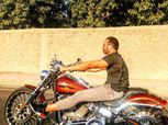 بالصور| حازم إمام في ثوب قائد الدراجة البخارية
