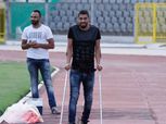 «عبد العال» يؤازر لاعبي المصري بـ«العكاز»