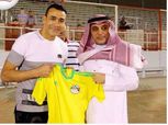 بالصور| الوحدة السعودي يكرم "الحضري".. والحارس يهدي رئيس النادي قميص المنتخب