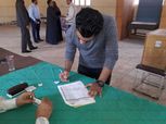 بالصور.. والدة وشقيق "صلاح" يشاركان فى انتخابات مركز الشباب بمسقط رأسه