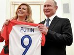 بالصور| رئيسة كرواتيا تصل روسيا وتهدي «بوتين» قميص الفريق