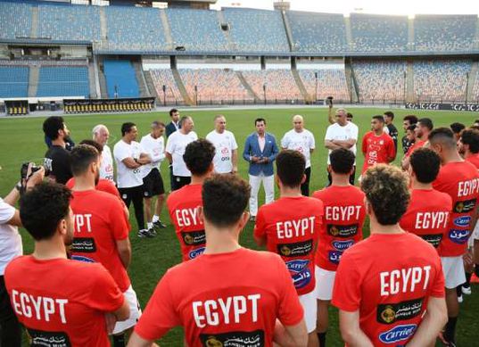 وزير الرياضة يدعم منتخب مصر قبل مباراته أمام بوركينا فاسو «صور»