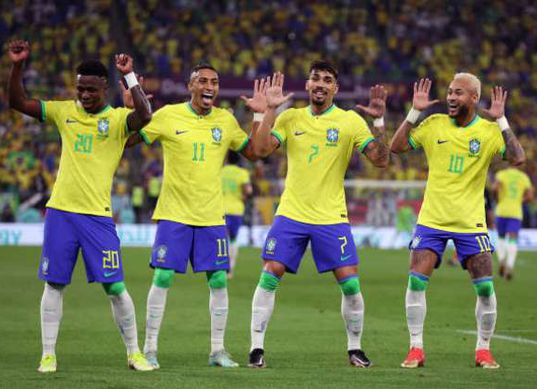 «بيرقصوا سامبا».. احتفالات مبهجة للاعبي البرازيل في مباراة كوريا الجنوبية «فيديو»