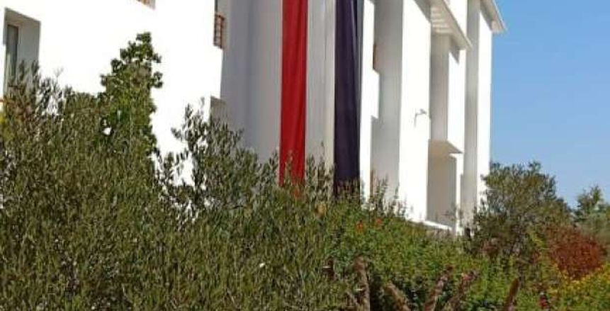 بالصور.. رفع العلم الوطني على مقر بعثة مصر بدورة الألعاب الأفريقية