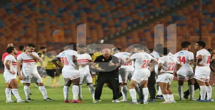 خناقة وتراشق بالألفاظ بين لاعبي الزمالك والحرس.. وجنش ينقذ الموقف