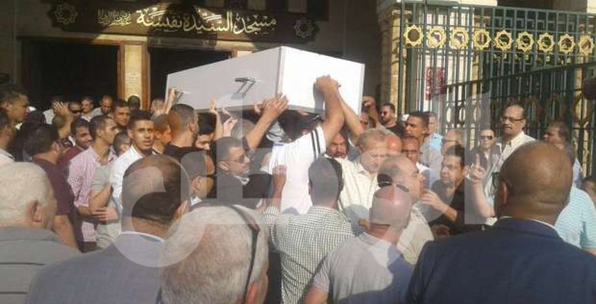 بالصور.. الخطيب ورموز الأهلي في جنازة شقيق طارق قنديل