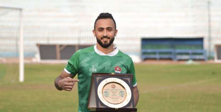 ممر شرفي من لاعبي غزل المحلة لـ أحمد الشيخ لفوزه بجائزة «لاعب الشهر»