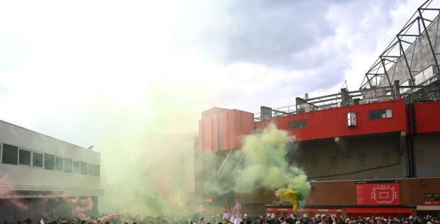 احتجاجات جماهيرية غاضبة أمام مقر مانشستر يونايتد «فيديو»