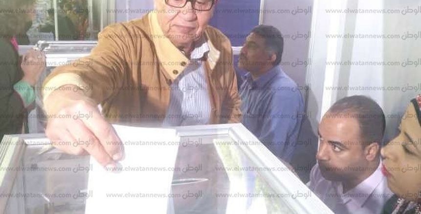 بالصور| «إبراهيم المعلم» يصوت في انتخابات «هليوبوليس»