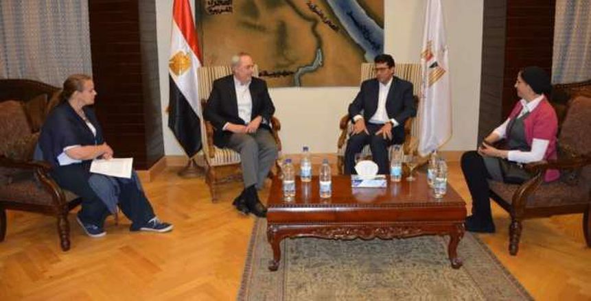 وزير الرياضة يصطحب القائم بأعمال السفارة الأمريكية في جولة بمركز شباب الجزيرة