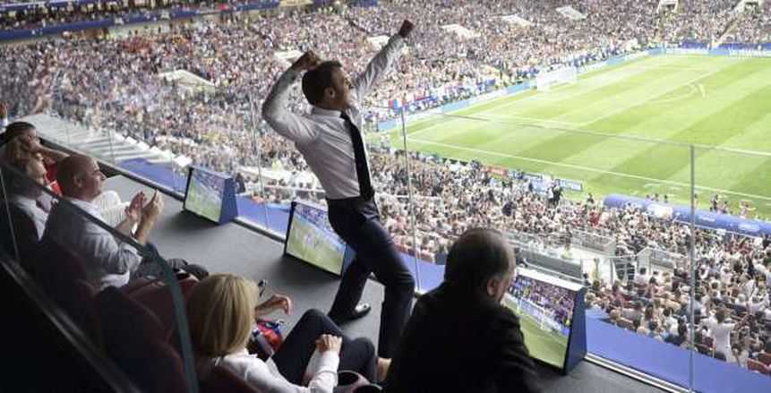 بالصور| رئيس فرنسا يحتفل بالتتويج بالمونديال على طريقة «بوجبا»