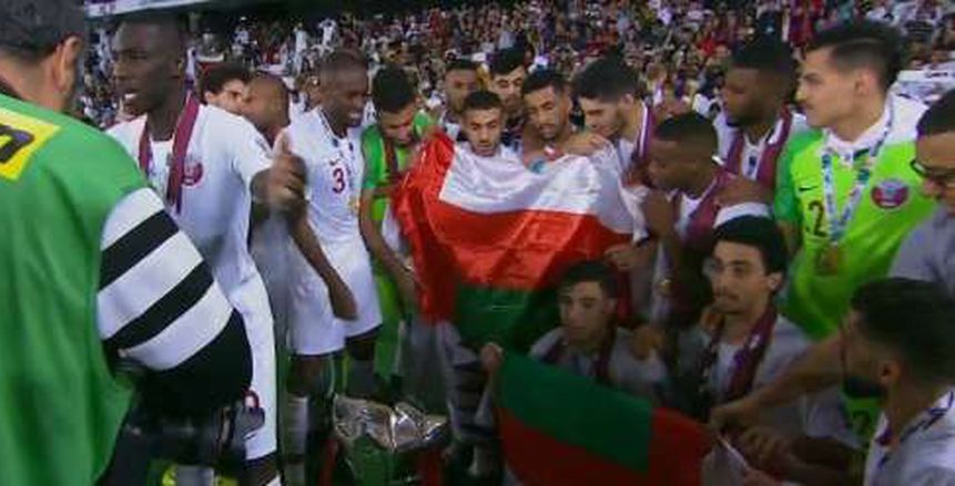 لاعبو قطر يحتفلون بلقب كأس أسيا بعلم دولة عمان
