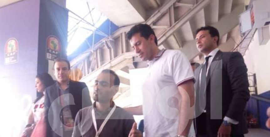 بالصور| وزير الرياضة يصل استاد القاهرة ويحل أزمة مشجع من ذوي الاحتياجات
